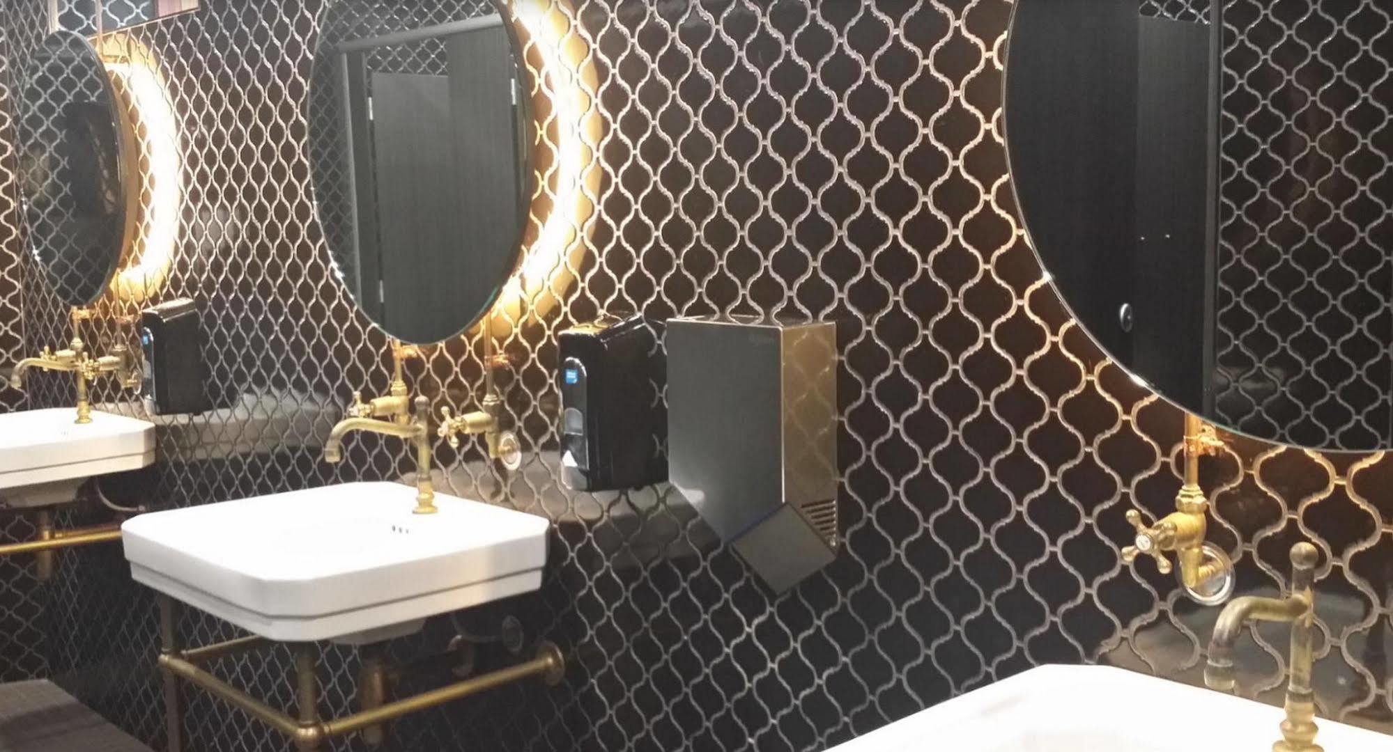 The Lucky Hotel نيو كاسل المظهر الخارجي الصورة